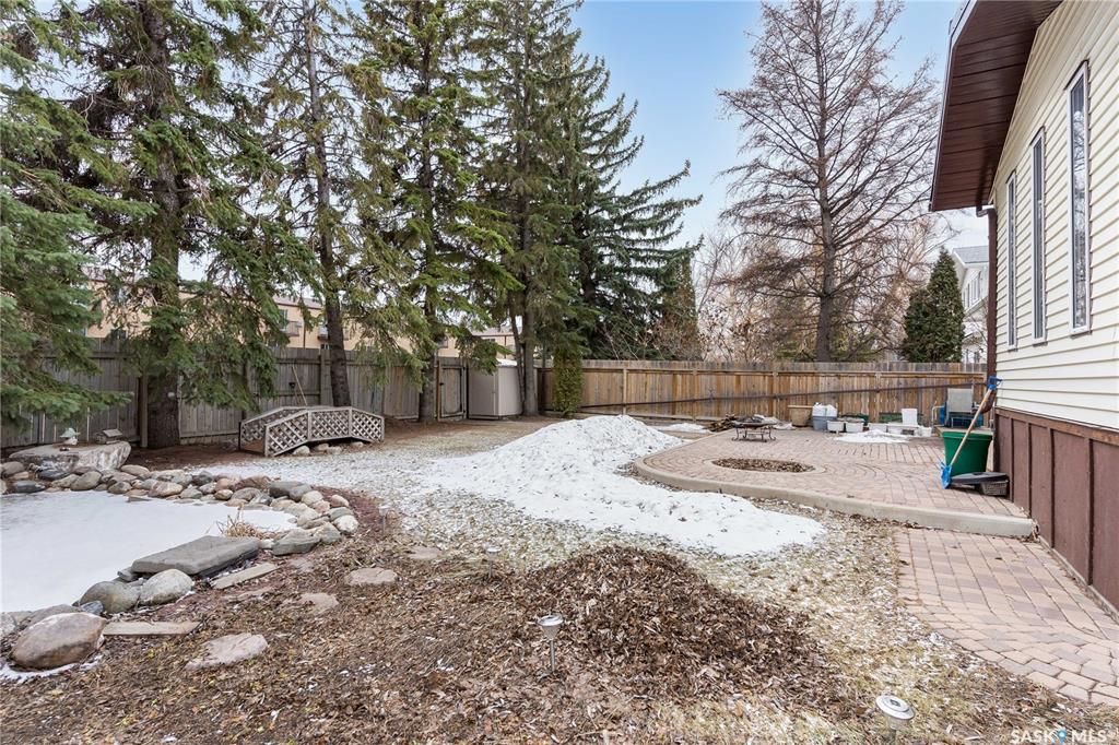 College Park小区近学校近八街安静好地段2274尺独立屋出售。4 房4卫3厅，错层结构。房屋宽敞明亮，实木/软木地板，更新升级厨房台面橱柜，朝南阳光房/正餐厅。二楼房间尺寸大全木地板；主卧带独立洗手间。地下室有超大活动空间，水吧台，洗手间，另有独立工作室。所有大件设备均 - 24