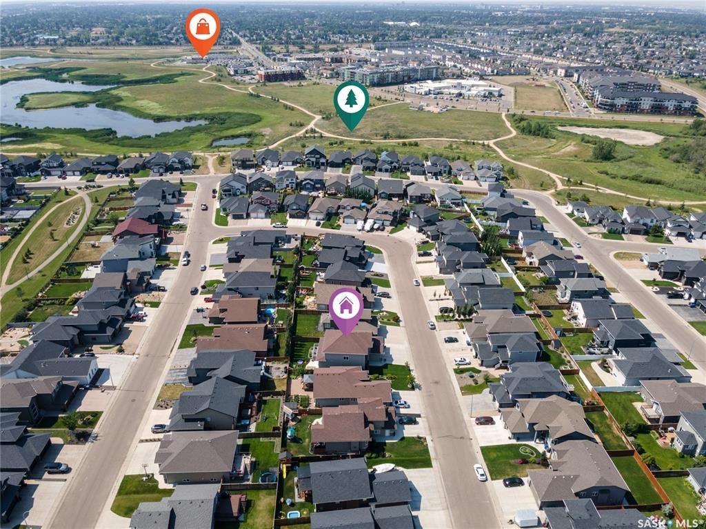 Rosewood小区核心安静路段，步行至小学公园，近2600尺5房5卫豪华装修独立屋出售。一楼入户挑高顶，超大独立办公室，实木地板，10尺层高，超大客厅天然气壁炉，开放式厨房，枫木橱柜到顶，大理石台面，天然气明火炉头。 二楼4房3卫。主卧带干湿分离洗手间地热，双洗手台，步入式衣柜 - 6