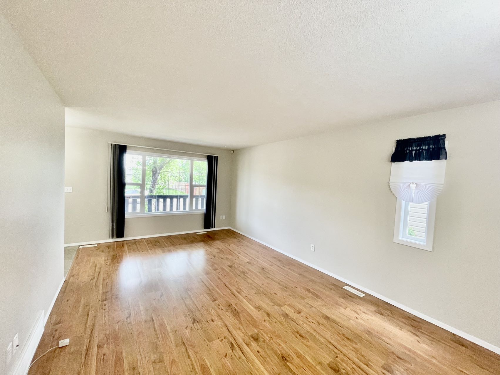 Willowgrove小区4房3卫两层独立屋出售1152尺，2007年建，本地业主，双车库带独立院子和大露台。合成板地板，枫木橱柜，带岛台和角柜，宽敞明亮客厅。2楼3房一洗手间，主卧带步入衣柜和水池梳妆台，地下室完整装修有一房一厅一卫。位置便利步行至小学，公园，超市购物。自住投资 - 7