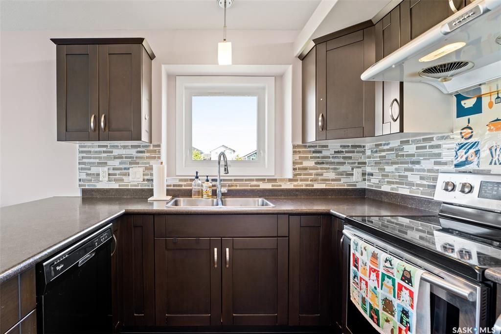 位于Stonebridge 小区紧靠公园绿地，近小学，购物设施，2015年建1249尺Bi Level错层独立屋5房3卫含2室一厅合法出租地下室，出售。 保养如新，大窗户采光好，高档装修，地下室有额外活动空间用于房主使用，外加地下室两房合法出租套间（独立出入，独立电表，独立厨房洗 - 11