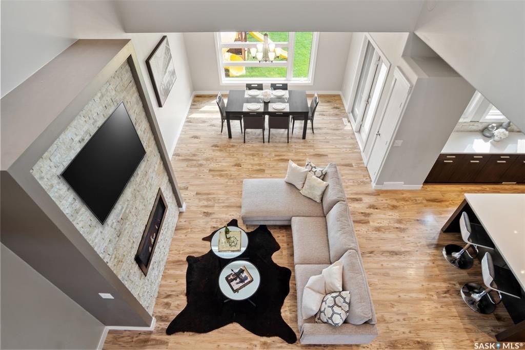 Evergreen小区最好核心路段近1935尺4房4卫双层独立屋出售，后院面积超大且背靠绿地无邻居，私密性强，且安静宜居。房屋年代新保养佳。房子朝南，朝向好且超大多窗户，阳光充足。厨房石英石台面，高级名牌厨房设备。二楼大尺寸房间，主卧地采暖，且风景好自带朝向后院的阳台。挑高层高2 - 8