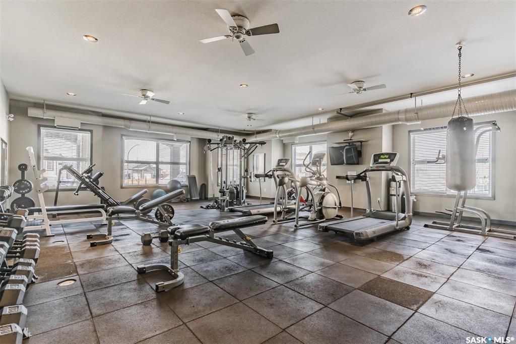 Willowgrove 小区两房一卫带未装修地下室边户联排出售。高档装修，多窗户好采光，开放式设计，竹木地板，厨房大理石台面，现代带阻尼橱柜，不锈钢家电。洗手间瓷砖地板带浴缸。卧室合成板地板。全新刷漆。外带一个室外停车位。小区内有健身房，游泳池等公共设施。位置方便近公园，学校，购 - 24