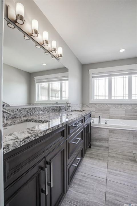 Rosewood小区核心安静路段近湖近小学1966尺两层独立屋出售 3房3卫，2013年建，三车库，高档装修，私密大后院。房屋保养佳：一二楼全实木地板，厨房卫浴大理石台面组合。地下室未装修。开价：$639000。有意请联系地产经纪Gary Gai 3063413677 - 9