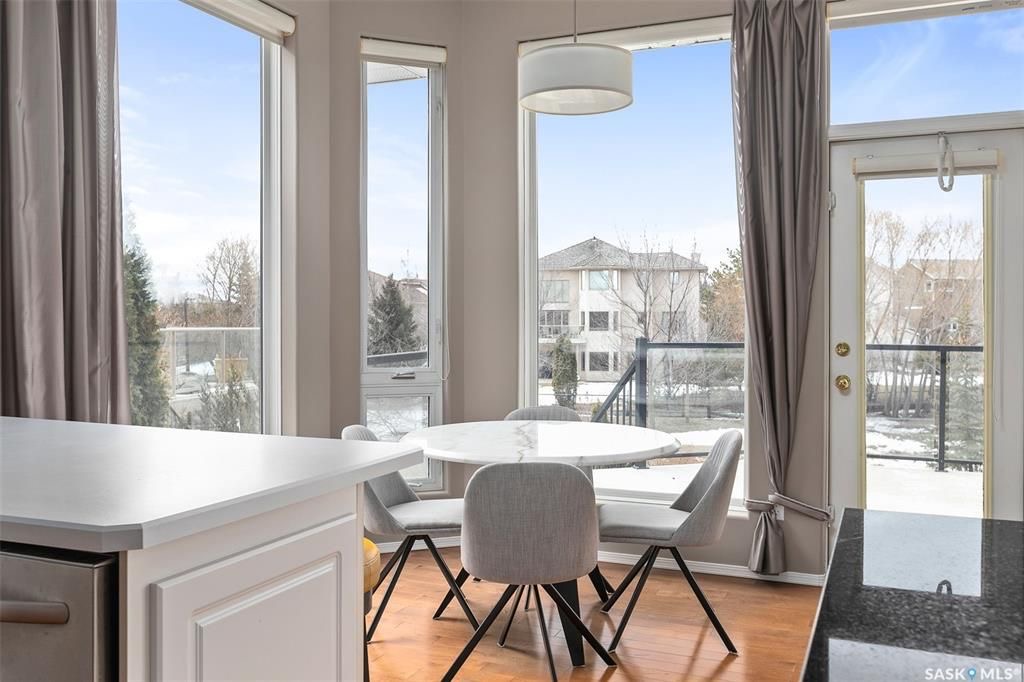 Arbor Creek小区绝佳位置超大地块背靠公园，近小学4房+1书房+3卫地下室步出式平层出售。高档装修，开放式设计，10尺层高，南向环绕大窗户，独特风景好采光，书房带嵌入式书柜，主卧带5片明卫洗手间。步出式地下室9尺层高，环绕音响，带高档水吧台，另外2个大卧室。后院扇形地块， - 6