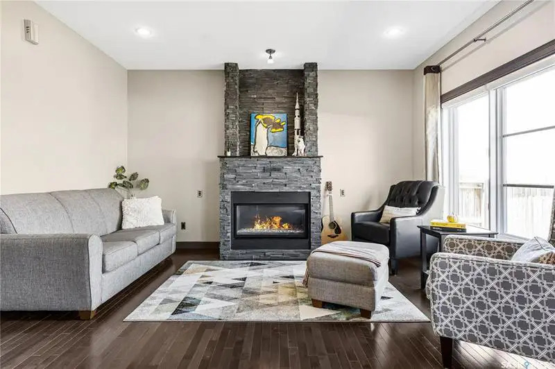 Willowgrove小区Blackrock建筑商两层4房4卫独立屋出售。位于小区安静私密钥匙扣路段，近小学，公园，购物。高档装修，三层窗户，实木地板，天然气石头装饰壁炉，枫木厨房大理石台面，升级洁具。二楼外加多功能厅。主卧带步入衣柜，豪华装修洗手间。地下室装修有一房一活动厅一卫 - 10