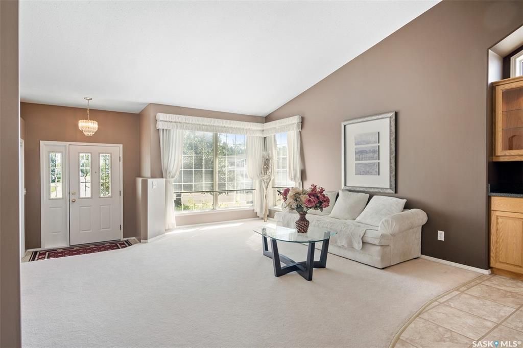 Erindale小区核心地段4房3卫1979尺独立屋出售。步行百米至两所小学Dr. John G. Egnatoff & Father Robinson), 两所高中 St Joseph & Centennial Collegiate, 购物及公园。房屋保养好，开放设计，采光通透 - 8