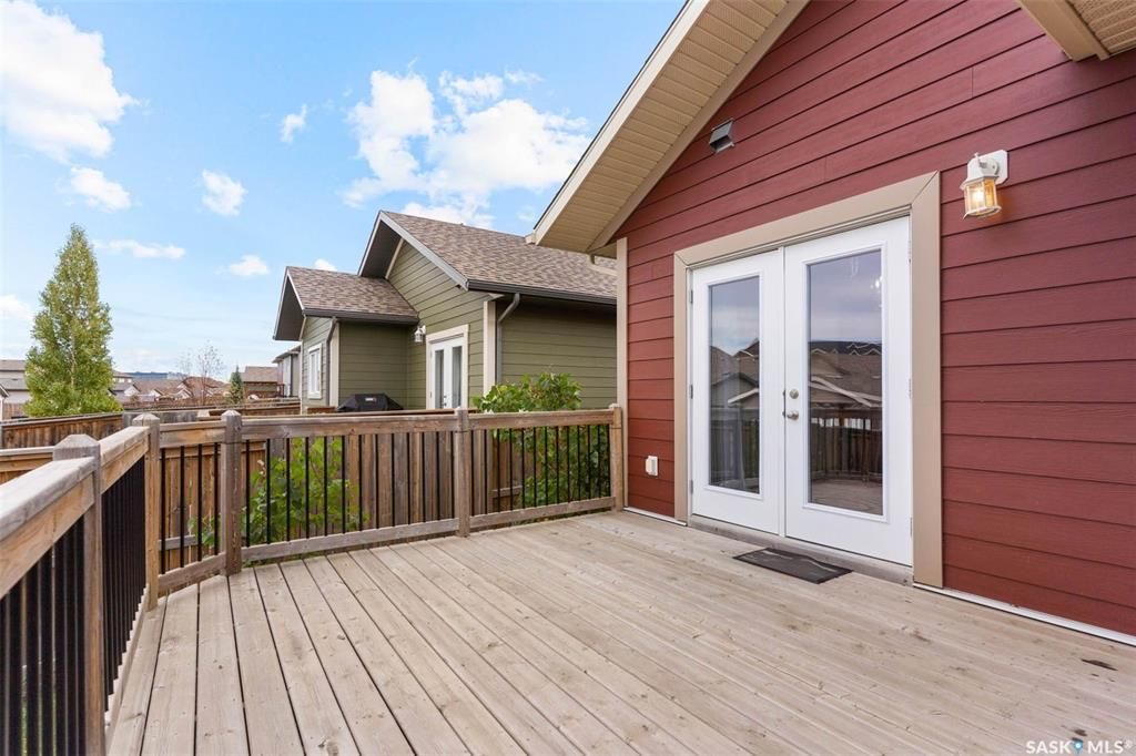 Stonebridge小区安静核心地段1144尺3房2卫平层独立屋出售。步行500米至两所小学，近公园，周边购物。2011年建一手房主保养如新。一楼调高层高，半开放设计，枫木橱柜，充足台面储物空间，2019年更换全新家电，三个大卧室主卧带独立洗手间双衣柜。私密后院有后巷，不紧靠邻 - 19