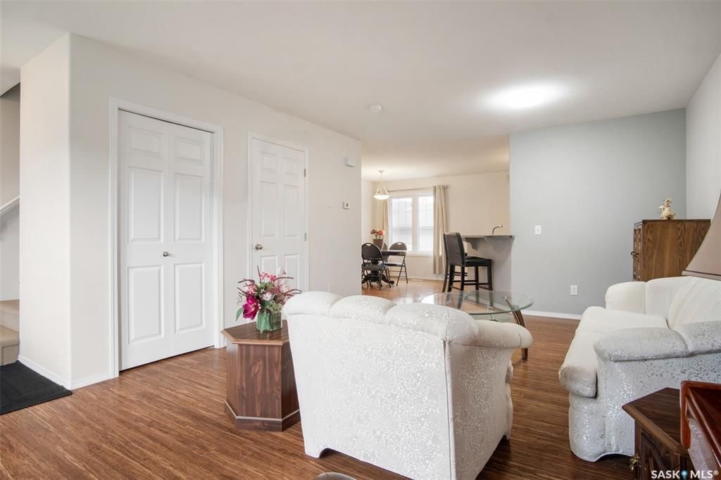 Willowgrove小学边3房4卫联排出售。步行至百年高中，公园超市购物，封闭小区1330尺，2007年建，保养如新。一楼大厅实木地板，枫木橱柜大厨房，2 楼两个大卧室各自带独立洗手间，地下室装修一房一厅一卫。另有一车库一车位。挂牌价格 $329900。详情联系Royal Le - 9