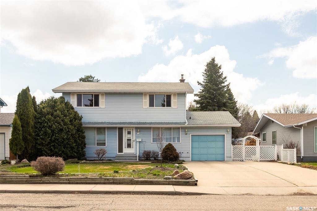 2042尺大面积独立屋位于Eastview小区最优路段之一，近小学和market mall购物。5房3卫，房屋保养状况极好多窗好采光，房屋大件近期都已更新升级室外私密成熟大院子外加单车库多车道。有意请联系地产经纪盖王睿Gary Gai 3063413677 微信gary3677 - 2