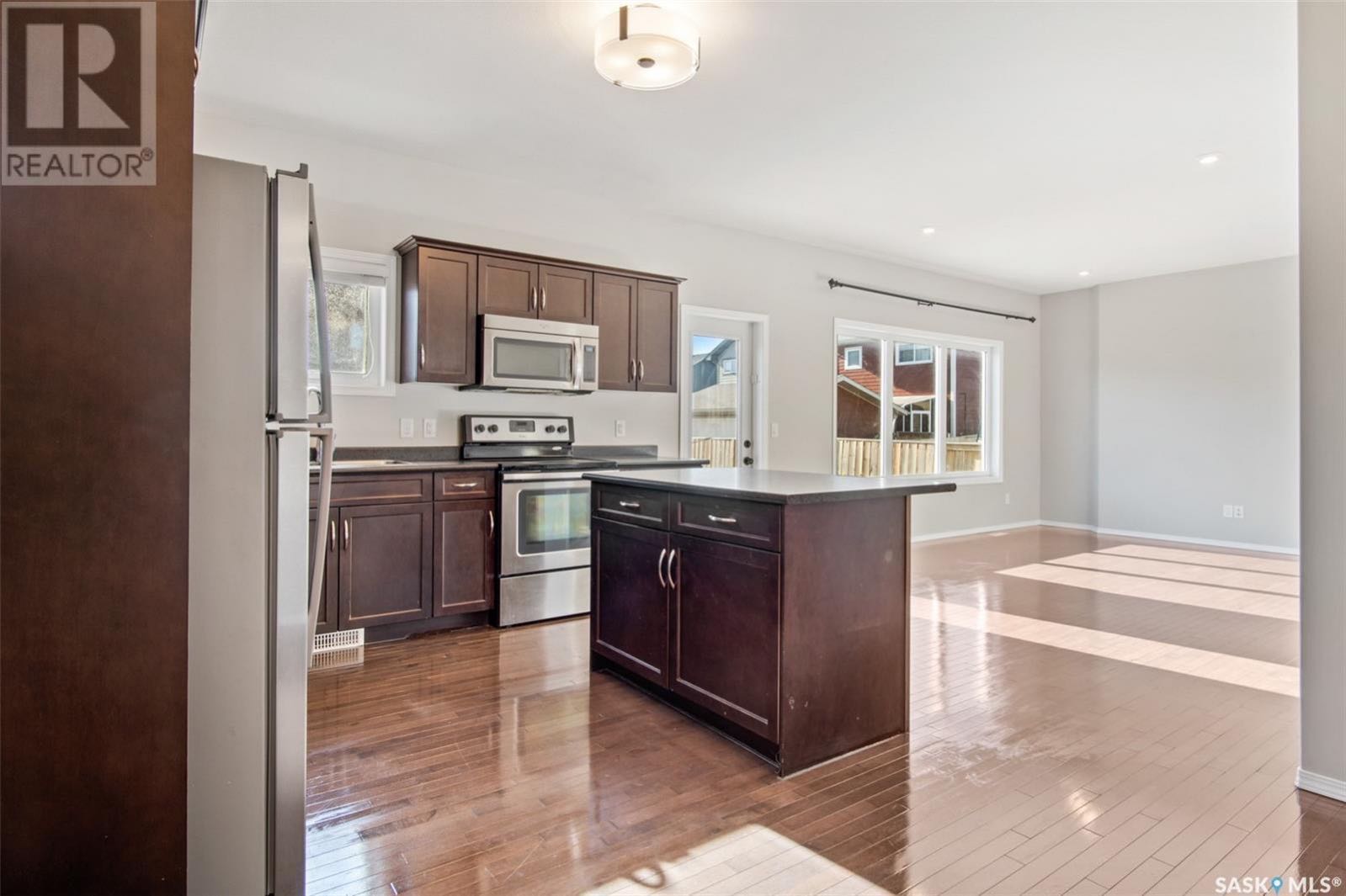 Rosewood小区2013年1722尺3房3卫双层独立屋出售。步行至公园，学校，近商业区，交通便利。一楼开放设计，客厅餐厅宽敞明亮。厨房空间大，大尺寸橱柜、大面积台面以及充足的储物空间。二楼三个大尺寸房间，和一个明亮宽阔多功能厅。主卧内有卫生间以及步入式大衣橱。地下室未装修，连 - 4