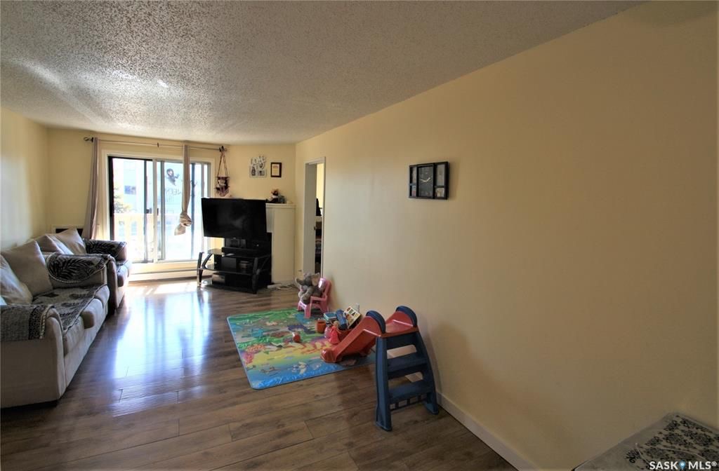 Wildwood小区933 尺3室一卫公寓出售。近高尔夫球场，公园，civic center。交通便利。含阳台，带储物间，地上车位，独立洗衣烘干机，近期更新有合成地板，橱柜，洗手间和部分家电。挂牌价格：$149900。有意请联系地产经纪Gary Gai 盖王睿 - 5