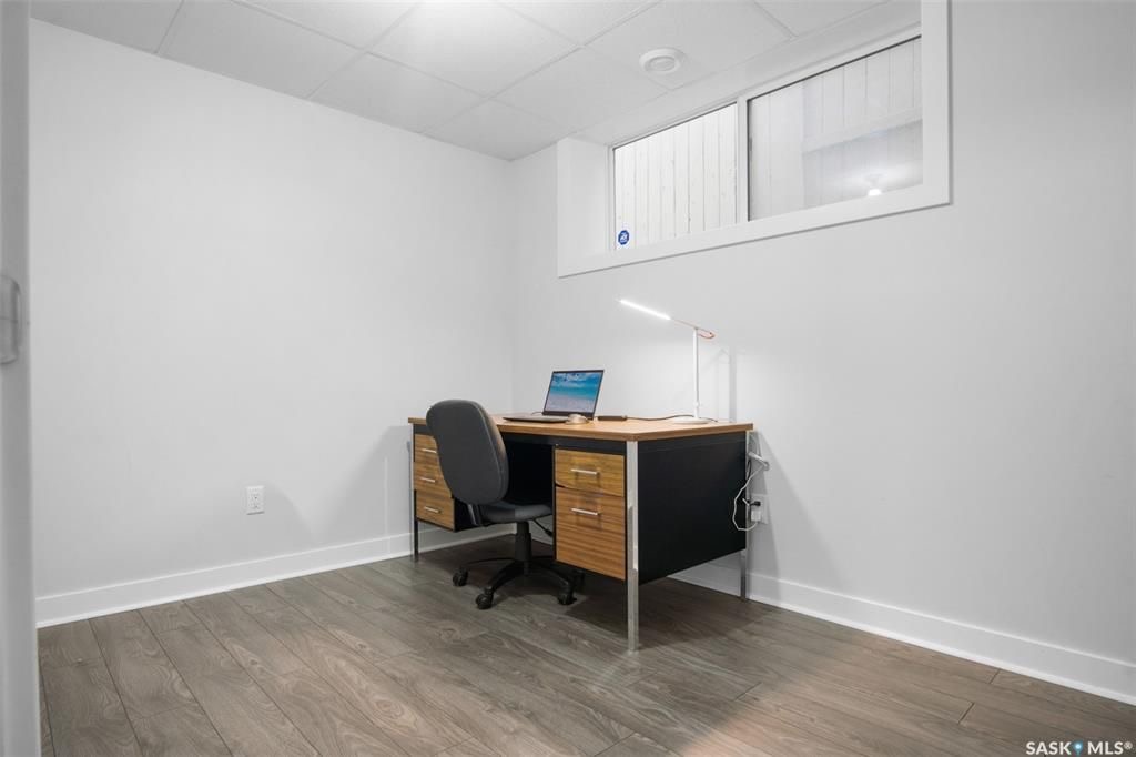 EVERGREEN小区2012年1265尺4房3卫双层独立屋出售。房屋位置佳，步行可达两所学校，公园购物，近高中，周围生活设施齐全。外墙采用石材装饰，一楼实木和瓷砖地板。客厅大窗户好彩光。厨房中岛大理石台面，全部不锈钢设备，多橱柜，带角柜，储物空间足。二楼三间全尺寸卧室。主卧外带 - 18