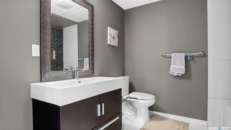 Willowgrove小区1676尺5房3卫错层独立屋出售，绝佳路段背靠农地美景，私密无遮挡视野，可赏极光。开放式设计，挑高尖顶，额外采光天窗，实木地板，大理石台面，主卧带步入衣柜独立洗手间带按摩浴缸，半地下室大窗户9尺层高，2房1超大活动厅。双车库带保温，大后院双层大露台。房屋 - 25