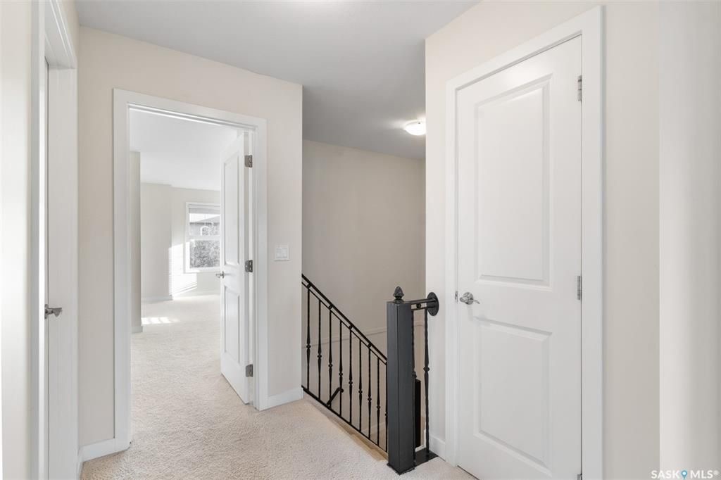 Stonebridge边户3房3卫地下室装修安静联排出售。2011年建，步行至小学，购物，公园。背靠私密绿地，好采光，高档装修，新换地板，大理石台面，现代橱柜，不锈钢家电。全新刷漆。二楼3个大房间尺寸足。地下室完全装修有一个大家庭厅一个独立洗手间。另有连房单车库，中央空调，中 - 13