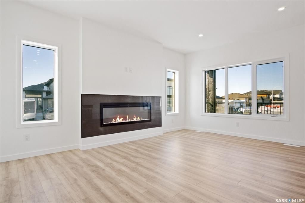 Aspen Ridge小区2021年建全新近2000尺3室3卫带一个多功能厅bonus room双层独立屋出售。全屋高品质装修。步行可达湿地公园。三层楼全部挑高9英尺，一楼加大尺寸欧式窗户，高级复合地板，开放式厨房，石英石台面，高档橱柜，黑色背板，巨大的中岛和附加的储物空间。宽敞 - 6