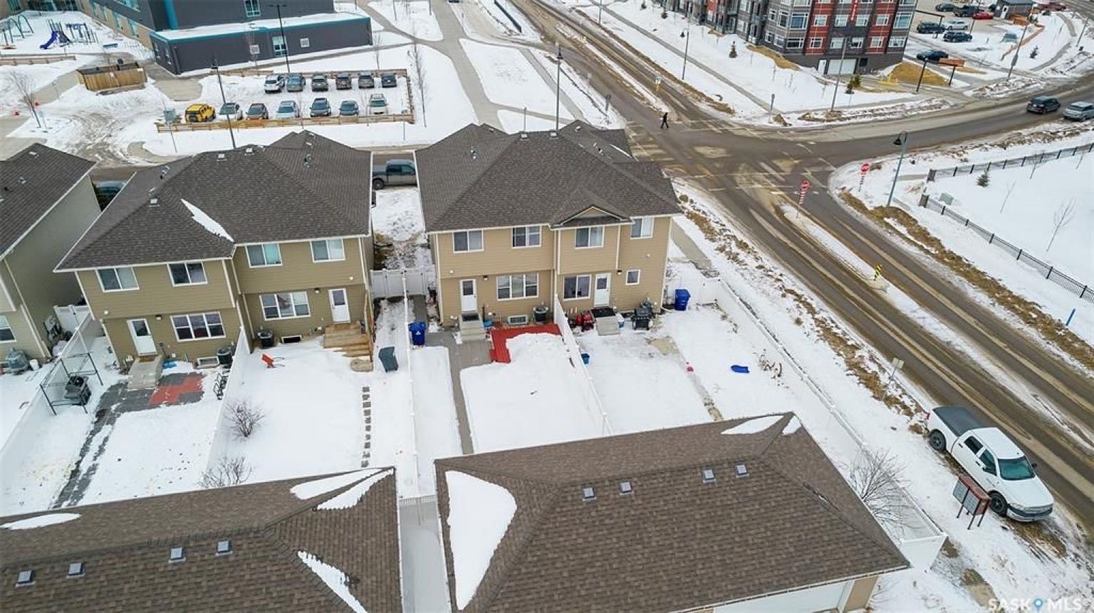 Stonebridge小区面对学校公园，4房4卫双拼屋出售！没有物业费！双车库，独立小院，高档装修。9尺层高，实木地板，理石台面，主卧带独立洗手间，地下室装修有一房一厅一卫。带中央空调换风系统。房屋状况新保养好。挂牌价格：$399000。详情请联系地产经纪Gary Gai 盖王睿 - 4