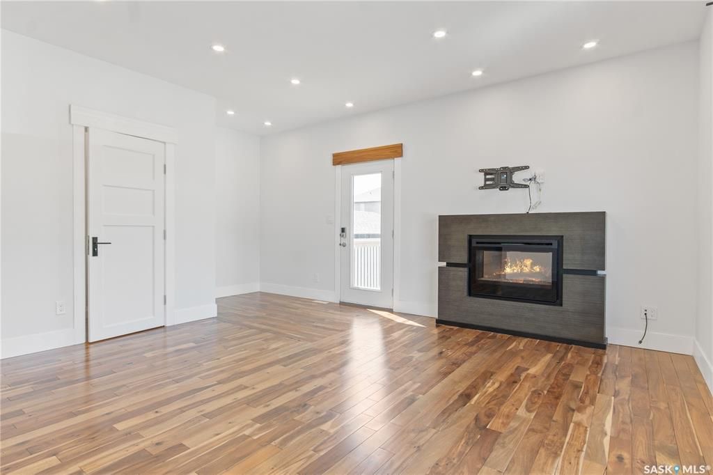 Aspen Ridge小区超大尺寸2016尺两层独立屋出售。好采光，保养如新，高档装修：9尺层高，实木地板，大理石台面，壁炉，不锈钢家电。主层有额外书房，二楼4个大卧室，地下室保温完成。带露台和独立双车库。挂牌价格：$499000。 有意请联系地产经纪Gary Gai 30634 - 13