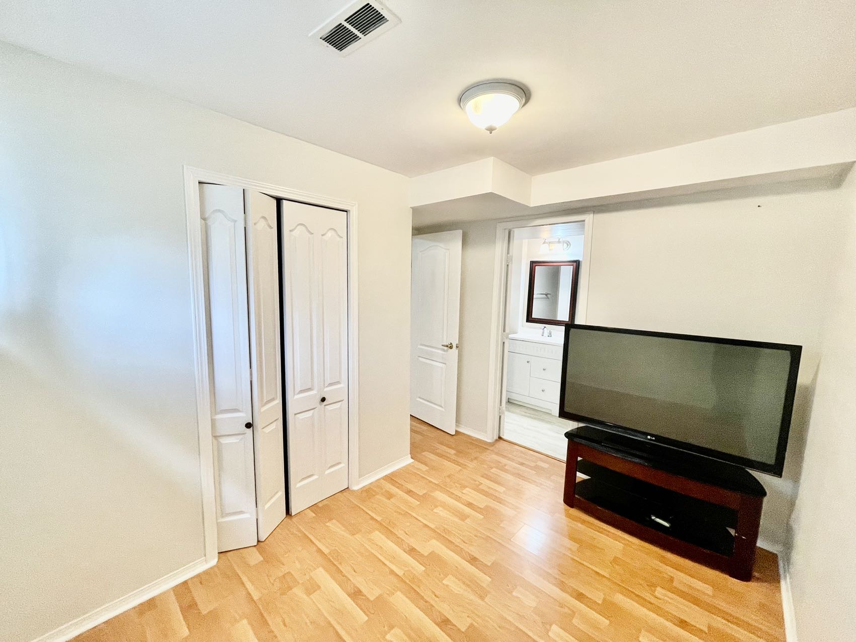 Willowgrove小区4房3卫两层独立屋出售1152尺，2007年建，本地业主，双车库带独立院子和大露台。合成板地板，枫木橱柜，带岛台和角柜，宽敞明亮客厅。2楼3房一洗手间，主卧带步入衣柜和水池梳妆台，地下室完整装修有一房一厅一卫。位置便利步行至小学，公园，超市购物。自住投资 - 18