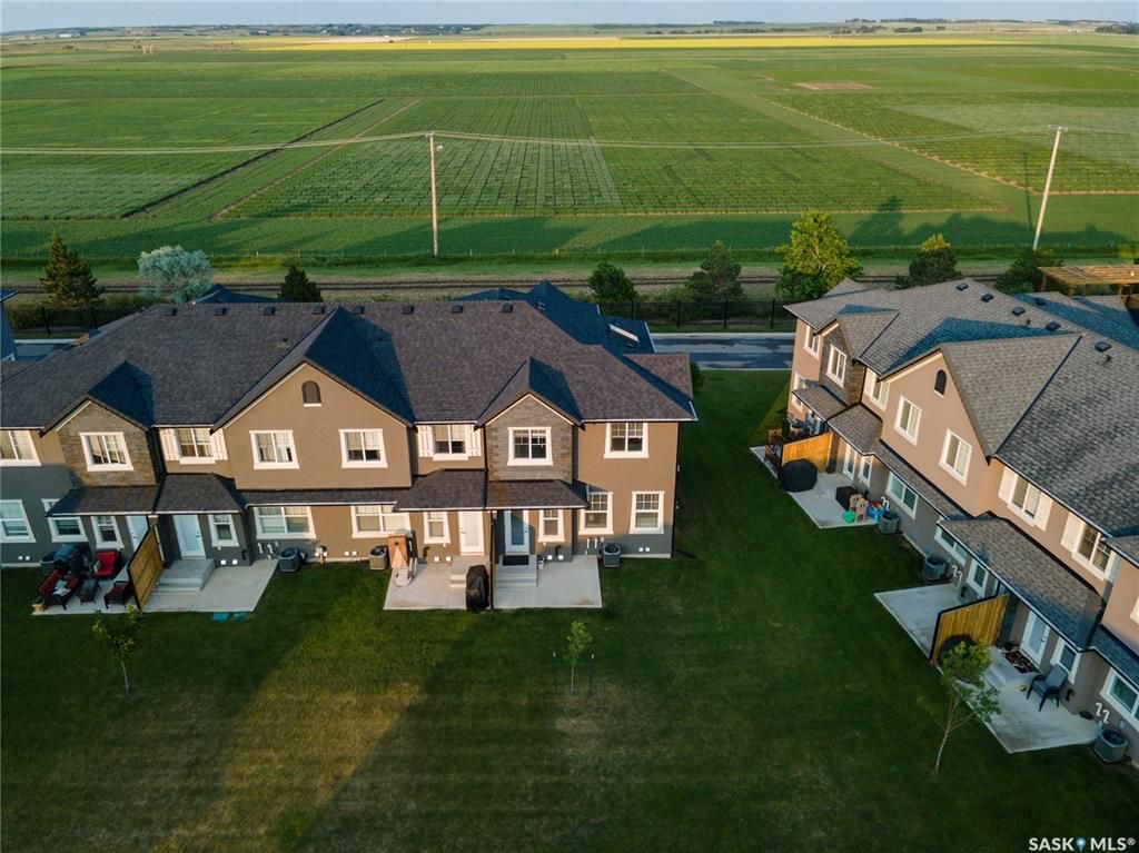 Willowgrove小区2012年建3房3卫1340尺安静边户联排别墅出售。地理位置安静私密，面朝农田美景，主卧窗户可赏北极光。房屋年代新，整体保养好。交通便利，可步行至两所小学和公园，近百年高中，近购物中心。一楼多窗户自然光充足，客厅宽敞明亮。新换地板，理石台面，纽约现代风橱 - 6