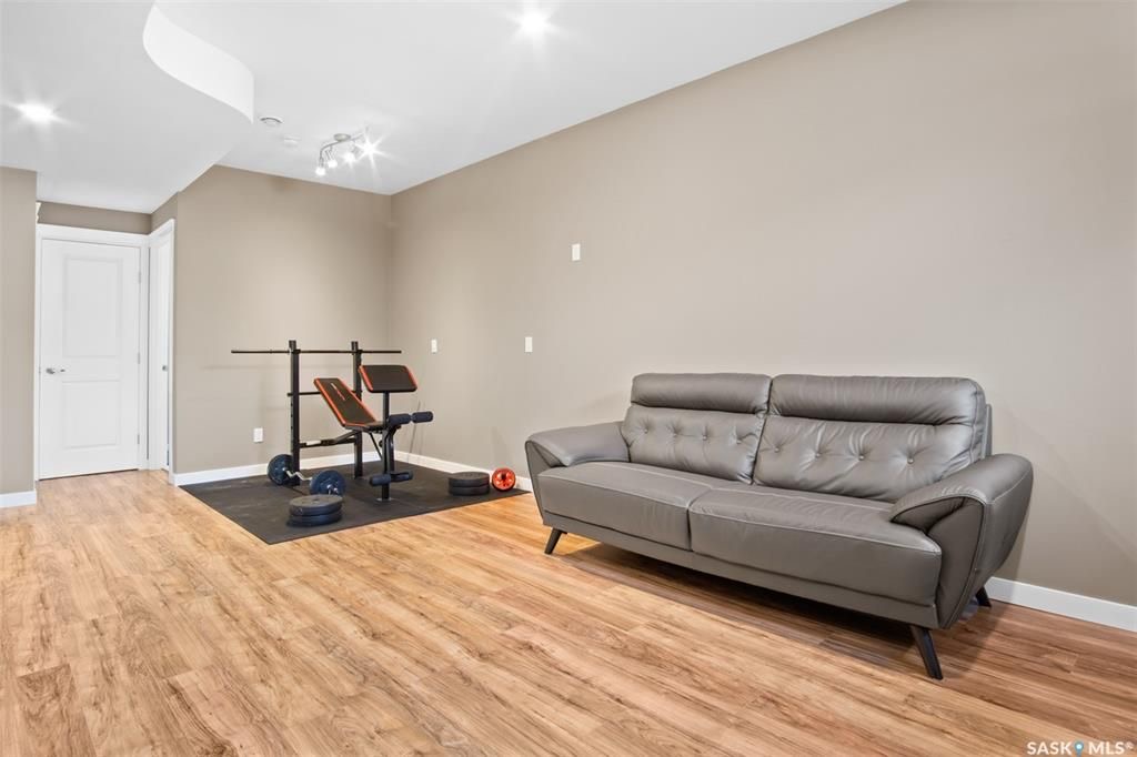 Brighton小区2019年建近2000尺4房4卫独立屋出售！院子私密不靠邻居，步行至公园，购物，及未来规划小学。1 楼9尺层高，带独立书房，开放式设计客厅带壁炉，厨房大理石台面，背景砖，高级不锈钢家电，带独立角柜。大窗户好朝向好彩光。二楼3个大卧室外加超大多功能厅，大主卧带步 - 28