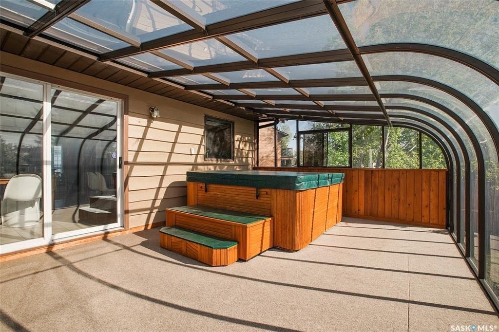 Lakeview小区最佳路段安静私密且便利，步行至近小学。2530尺独立屋占地近11375尺 出售。4房3卫，3个大厅/活动空间，2个餐厅，二楼有4个卧室，地下室10尺层高。大量更新升级：厨房，锅炉，不锈钢家电，瓦片等等。挂牌价格 $569000。联系地产经纪Gary Gai - 10