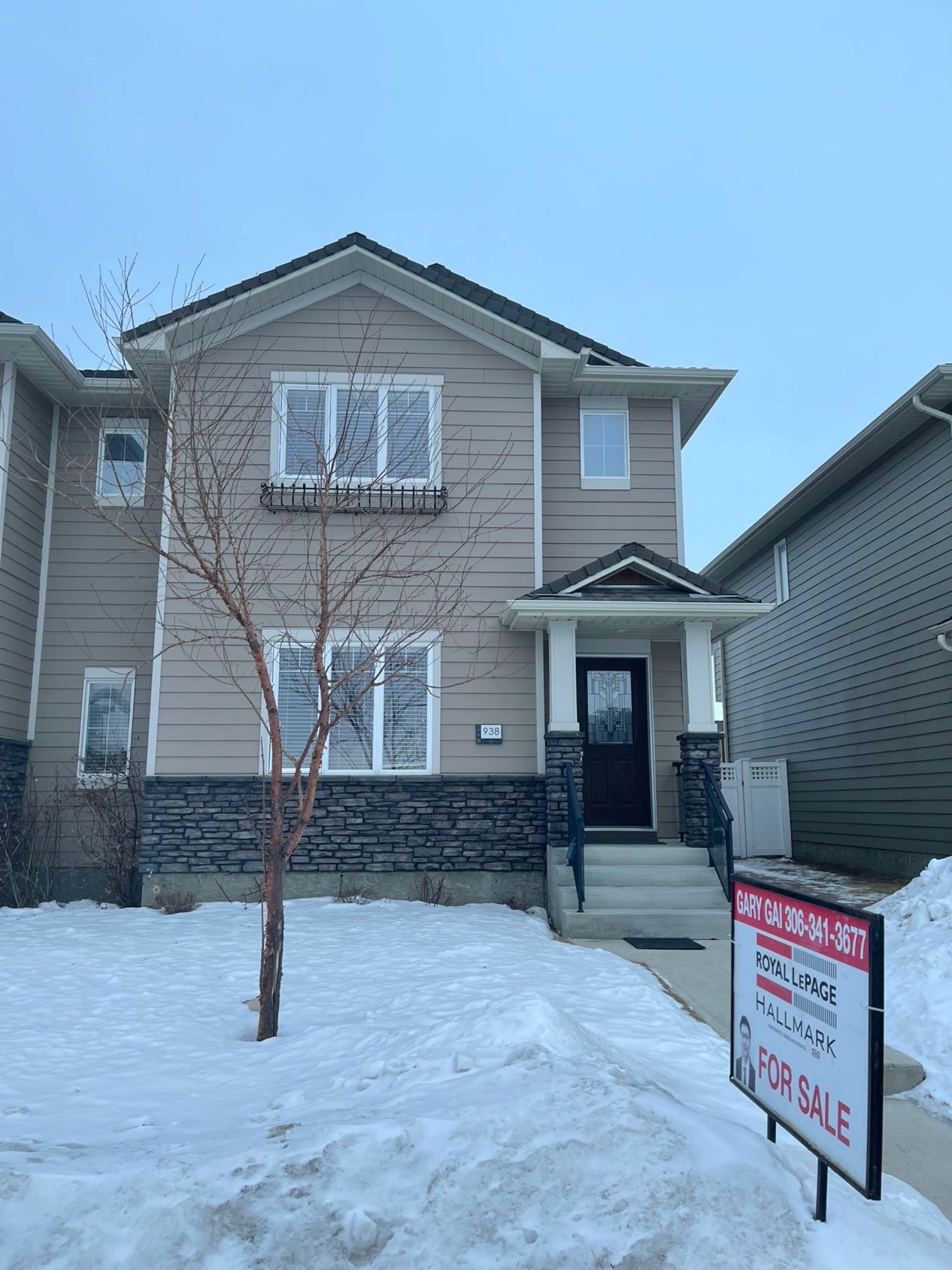 Stonebridge小区面对学校公园，4房4卫双拼屋出售！没有物业费！双车库，独立小院，高档装修。9尺层高，实木地板，理石台面，主卧带独立洗手间，地下室装修有一房一厅一卫。带中央空调换风系统。房屋状况新保养好。挂牌价格：$399000。详情请联系地产经纪Gary Gai 盖王睿 - 3