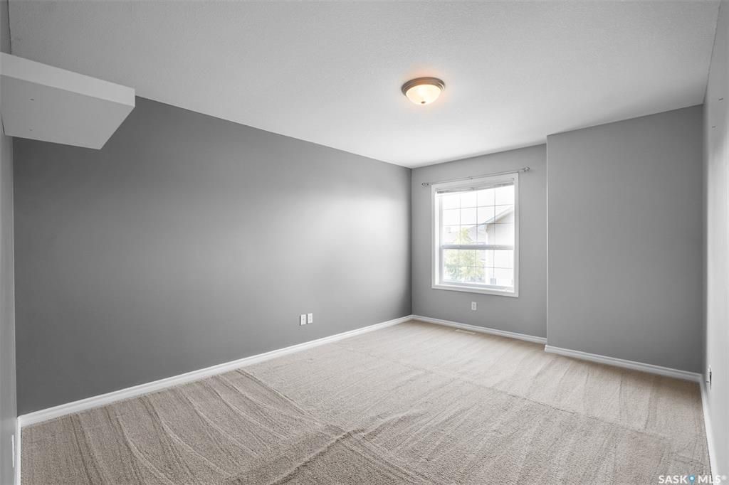 Briarwood小区私密联排出售3房3卫，安静边户多窗户采光好，安静私密绿地，背面没有邻居。二楼三个大尺寸房间，地下室装修有1超大多功能厅外加洗手间，保养如新，实木地板，升级橱柜，天然气壁炉，天窗，中央冷气等。挂牌价格 $285000。详情联系地产经纪Gary Gai 盖王睿  - 16