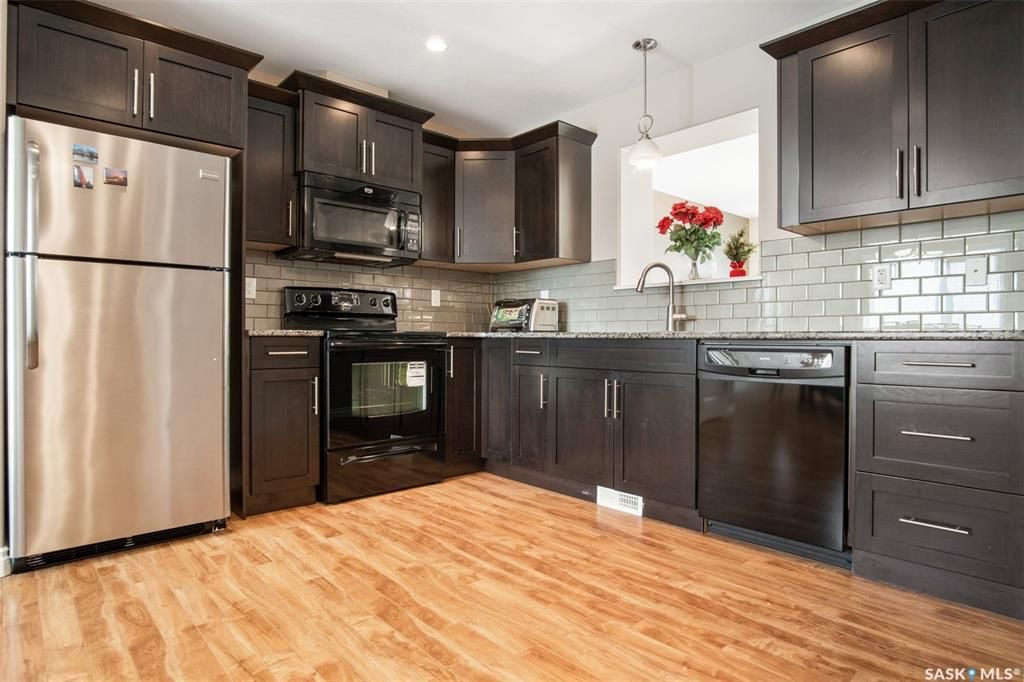 Stonebridge小区3房4卫边户联排出售。近1500尺超大面积，步行至周围小学，公园，购物。大厅12尺挑高，全屋大部分合成板地板，厨房枫木橱柜大理石台面，超大主卧带步入式衣柜和独立洗手间，半地下室完全装修好一房间/活动厅，大窗户外加洗手间。室外带一个大露台，连房子车库。位置 - 13