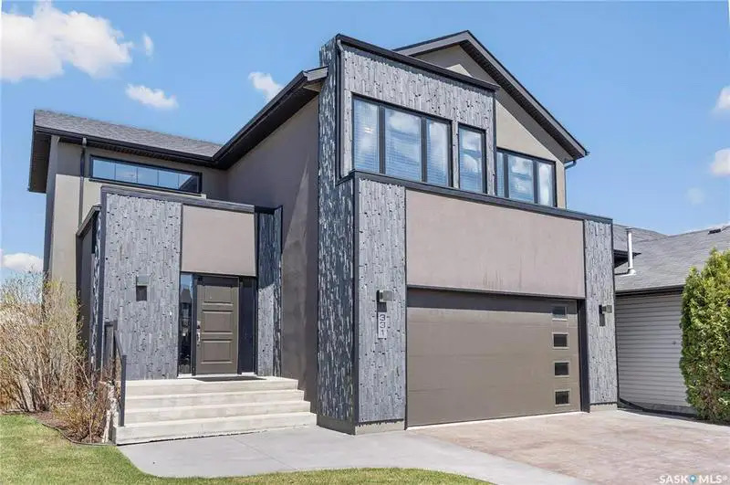 Willowgrove小区Blackrock建筑商两层4房4卫独立屋出售。位于小区安静私密钥匙扣路段，近小学，公园，购物。高档装修，三层窗户，实木地板，天然气石头装饰壁炉，枫木厨房大理石台面，升级洁具。二楼外加多功能厅。主卧带步入衣柜，豪华装修洗手间。地下室装修有一房一活动厅一卫 - 5