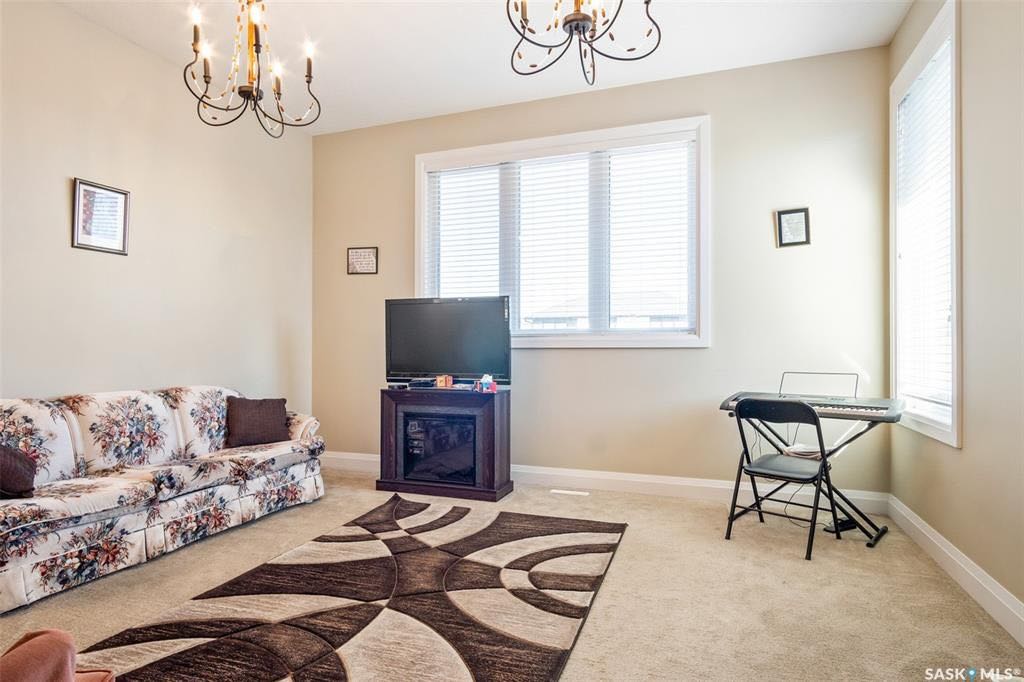 Willowgrove小区2011年建1927尺3室3卫双层独立屋出售。地理位置佳，步行可达学校，近公园，购物中心，交通便利。本地西人业主，高品质装修，全屋保养极佳。一楼挑高9英尺，瓷砖实木地板。开放式客厅和厨房，厨房大量橱柜，储藏空间大，带阻尼抽屉。花岗岩台面，陶瓷背板，和不锈 - 8