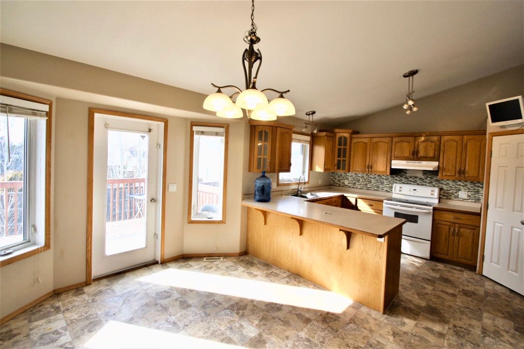 Silverspring 小区2002年1350尺错层独立屋整体出租，4房3卫（其中3房地面上，1房半地下）连房子双车库，不带家具，一年以上租约，$1750/月+水电气自付。 - 3