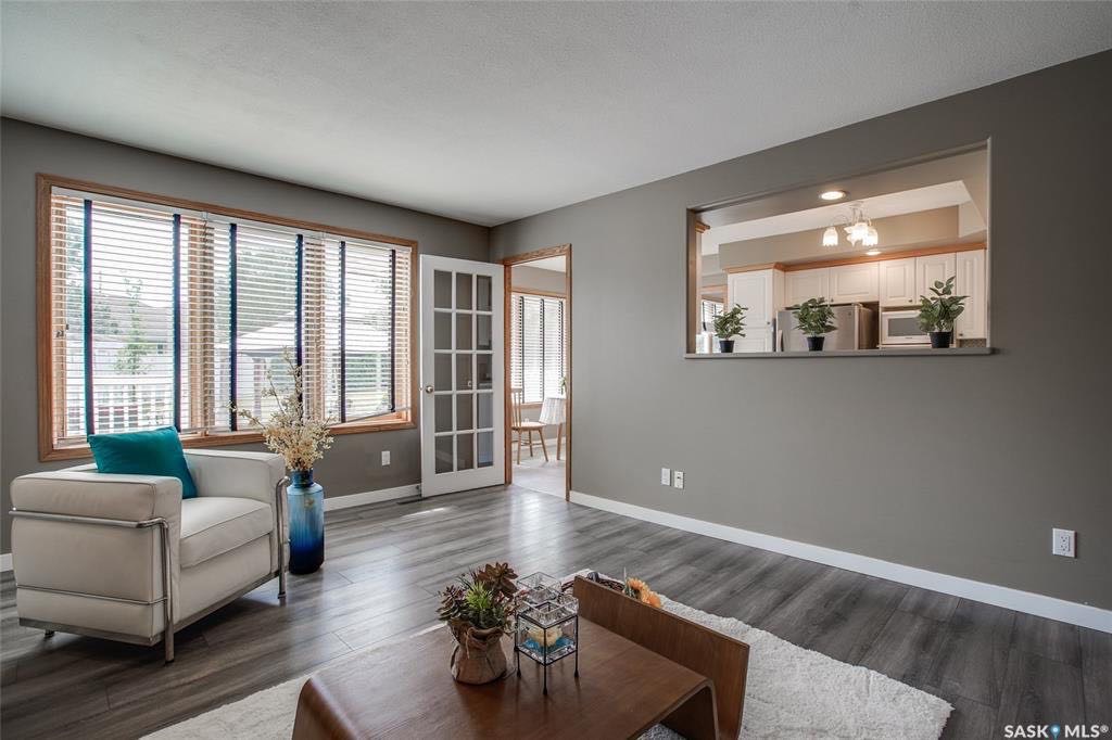 Arbor Creek小区 稀缺过1万尺地块two storey独立屋出售。扇形超大尺寸私密后院。 5房4卫，一楼挑高顶，明亮大窗，双客厅双餐厅，新地板，厨房新理石台面，新不锈钢家电，二楼三个大房间主卧含独立洗手间。地下室完全装好有大家庭厅外加额外两房和一洗手间。新锅炉，新热水器 - 7