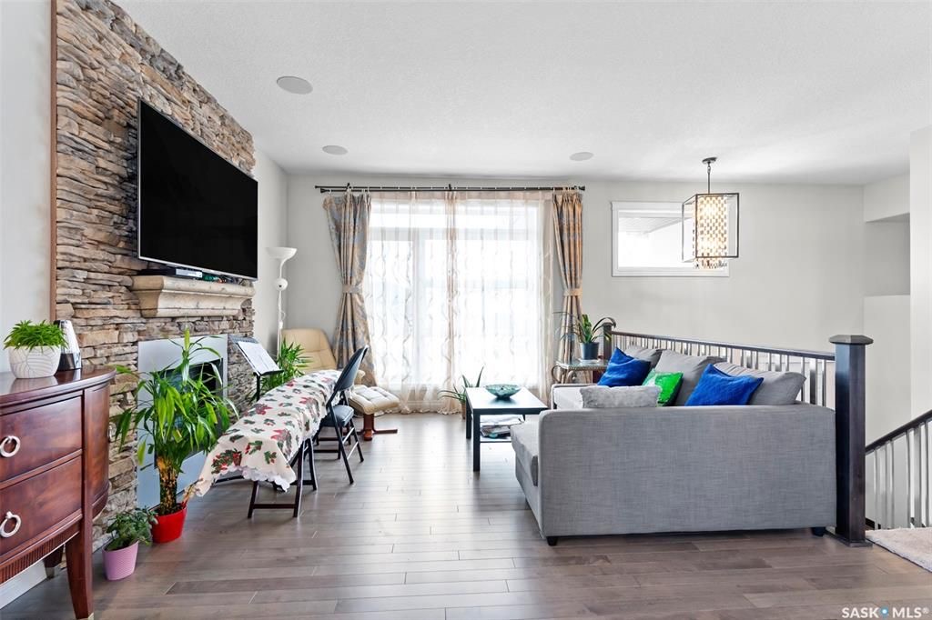 Evergreen小区近1500尺Jaylin Homes建商错层独立屋出售，5房3卫2书房，半地下室带合法出租2房1厅1厨1卫分电表，独立出入独立洗衣烘干，另有1房1厅1书房空间用于主层住户使用，高档装修，连房加大尺寸双车库，超大扇形地块，免维护带棚露台，三层窗户。主层9尺高天 - 7