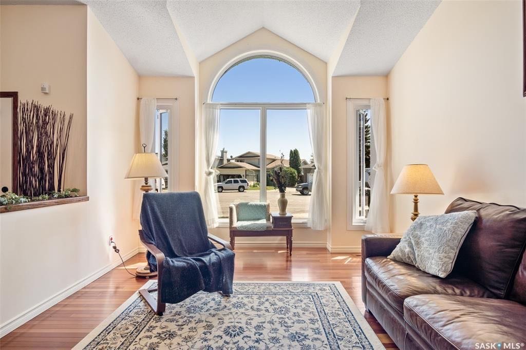 Lakeridge小区，背靠小学公园，扇形超大地块，2300尺4房3卫3厅2饭厅独立屋出售。保养极佳，大PVC窗户。明亮挑高大客厅，开放式大厨房。二楼3个大尺寸卧室，超大主卧带独立洗手间有步入式衣柜。三楼有超大家庭活动空间带壁炉，一间洗衣房，一间空房可用作书房或卧室。四楼全地下有 - 4