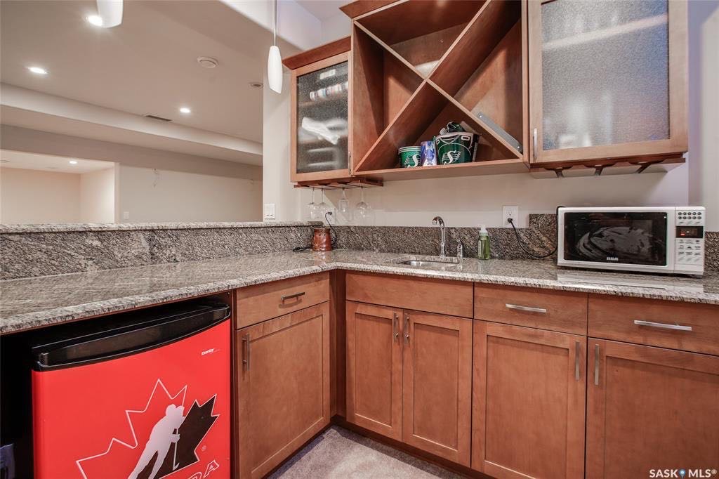 Rosewood小区步行700米至两所小学，2011 年超大空间3150尺独立屋。7房（2楼4房，1楼1房，地下室2房）4卫。里外均为高档装修：越层挑高顶，实木地板，大理石台面，天然气炉灶，高档卫浴，大尺寸厨房客厅餐厅，大窗户多采光。地下定制吧台，大活动空间，外加额外两房一卫。挂 - 8