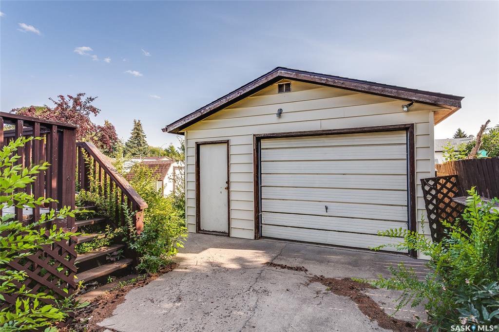 步行5分钟至8街Central Mall 错层bi level独立屋，5房3卫，地下室明亮大窗户，带车库，大地块，主卧带洗手间。开价$309000 - 9