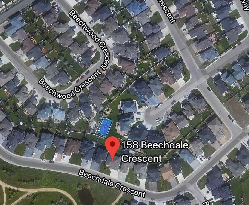 Briarwood小区1476尺错层独立屋出售，面对公园，私密好景致，2008年建，保养极佳。4房3卫，挑高顶，大客厅，大尺寸房间。大院子私密性好。地下室完整装修，大窗户。加大尺寸双车库，室外三车道。另配高效锅炉热水器，新风系统。挂牌价格：$559000  - 9