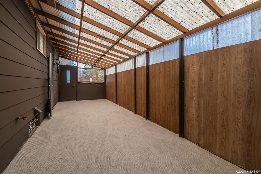 West College Park 步行100米至Evan Hardy小学，全新装修5房5卫独立屋出售，地下室带2室2书房3洗手间独立厨房出租套间。本地人业主。楼上3房2卫，主卧带洗手间，新窗户，新地板，新台面，但车库外加5车位。布局合理，适合自住加投资。开价$415000 - 9