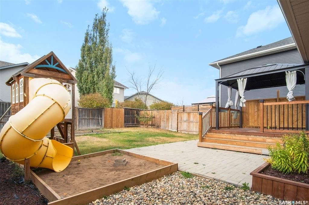 Stonebridge小区步行300米至小学，购物，4房4卫完全装修独立屋出售。2013年建造，安静私密路段，不靠主马路，近社区大公园。 1楼大客厅大窗户好采光，白色现代橱柜，不锈钢家电，充足操作台及收纳空间，2 楼3个大卧室，主卧带独立洗手间步入式衣柜。地下室完全装修有1大家庭 - 22