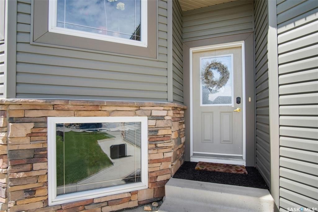 Stonebridge小区4房3卫错层独立屋出售。步行百米两所小学，购物，公园等一切设施。North Ridge建商，9尺层高，实木地板，升级封闭厨房（额外加多橱柜及台面，不锈钢家电）。多窗户采光好。主卧带独立洗手间和步入式衣柜。地下室9尺层高，超大窗户，明亮如地面，合成板地板， - 9