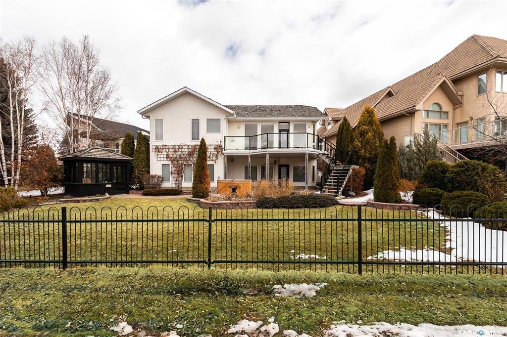 背靠小溪公园地下室步出式独立屋1522尺，位处Erindale小区最优质路段之一，前后安静，全景大窗，好采光。层高挑高。前房主为萨省当地知名西人画家，5房3卫，过8000尺大地块，窗，瓦，锅炉，热水器，地板全更新。家具可以议。有意请联系地产经纪Gary Gai - 9