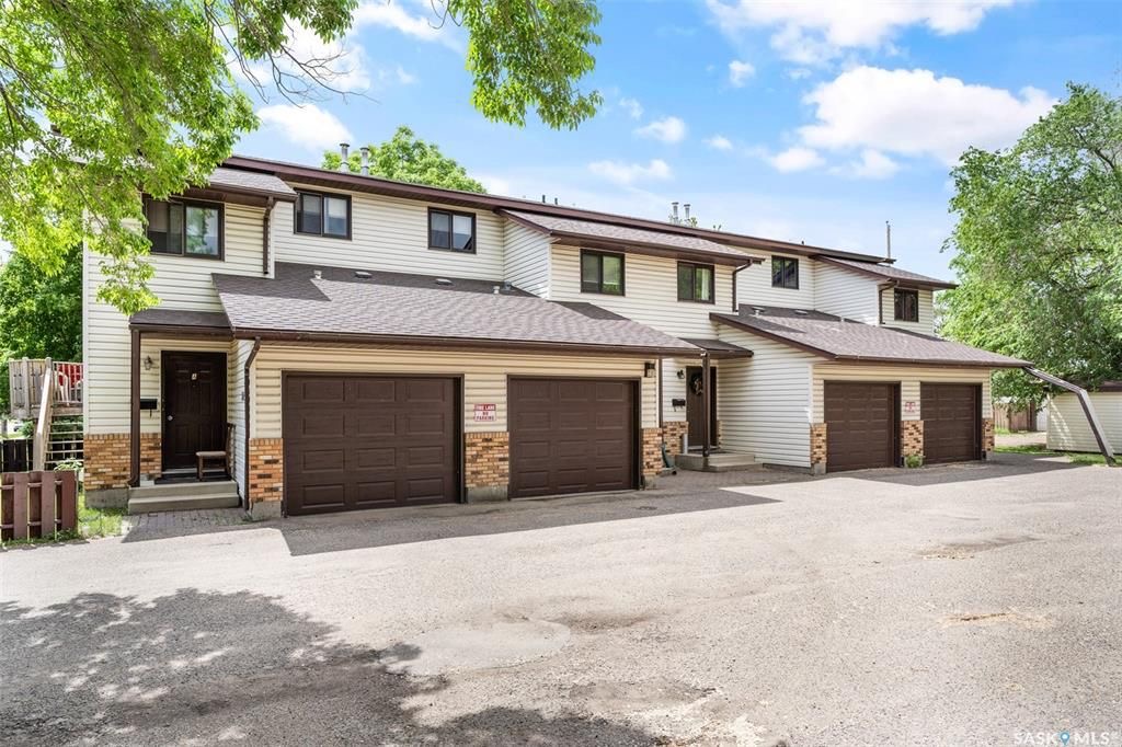 Sutherland小区4 房3卫联排出售。本地人业主，位置便利，近大学。连房子单车库外加一个室外车位。大窗户明亮，新不锈钢家电，新合成板地板和部分地毯，地下室完整装修有一房一厅一简易厨房水吧，另外带一独立露台。房屋近期更新，维护好。挂牌价格：$235000。 有意请联系地产经纪 - 5