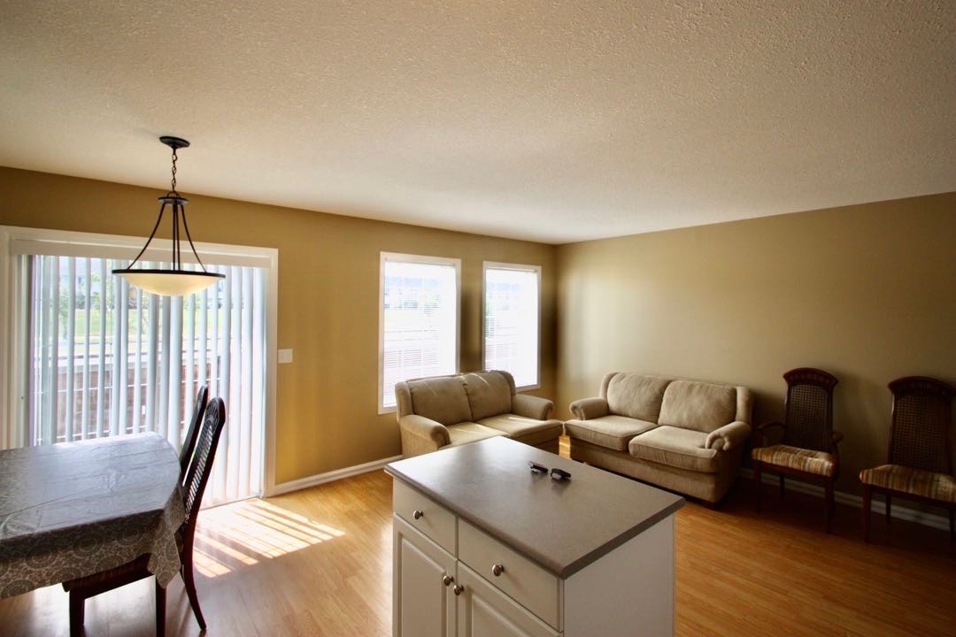 Briarwood小区3房3卫联排屋出租，地下室完全装好。带连房子单车库外加一个室外车位。2003年建，约1250尺。带部分基本家具。$1650/月 包水，物业包除草除雪。一年起租，不分租，不抽烟，不养宠物。希望租客干净整洁守信讲理。有意请联系 Gary 3063413677 微 - 2