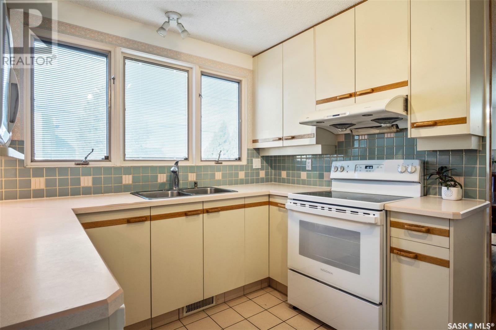 GREYSTONE HEIGHTS小区最佳位置大地块，步行至小学，公园，8街购物，近大学。1556尺3房3卫2书房独立屋出售，房子总占地7569尺。背靠小学公园，出行便利，生活设施齐全。一楼全实木地板，宽敞大客厅，厨房有充足的储物空间。大尺寸卧室，主卧带独立洗手间。地下室全部装修 - 6