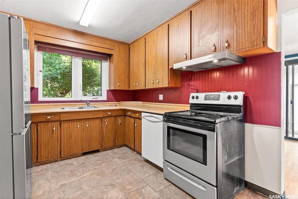 绝佳好位置Greystone Heights小区，步行至大学，8街购物等设施。大尺寸1310尺4房4卫平层独立屋出售。占地7326尺大地块，原橡木地板，客厅带天然气壁炉，好彩光，主卧带独立洗手间，地下室带独立出入口，完整装修有一个多功能厅带水吧台，独立书房，一个大窗户卧室，另有2 - 17