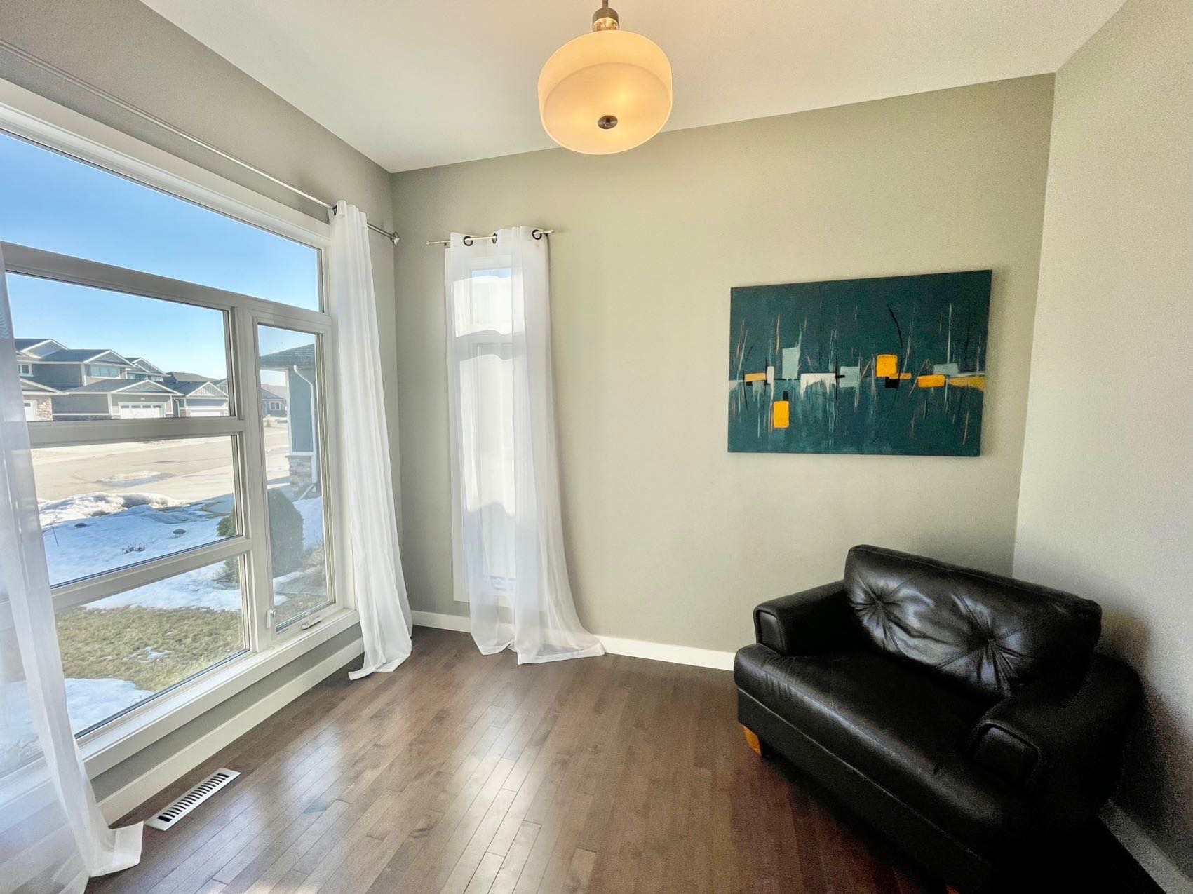 Stonebridge小区1386尺地下室步出式平层独立屋出售。8000尺大地朝南大院子，背靠公园湖景。2房+1书房+2洗手间。高档装修：9尺层高，实木地板，枫木橱柜，大理石台面，天然气壁炉。里面有一个免维护大露台。地下室未装修，后院未完成。步行可至小学，购物，大公园等。房屋年代 - 4