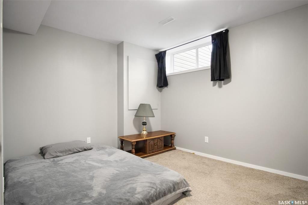 Willowgrove小学边3房4卫联排出售。步行至百年高中，公园超市购物，封闭小区1330尺，2007年建，保养如新。一楼大厅实木地板，枫木橱柜大厨房，2 楼两个大卧室各自带独立洗手间，地下室装修一房一厅一卫。另有一车库一车位。挂牌价格 $329900。详情联系Royal Le - 24