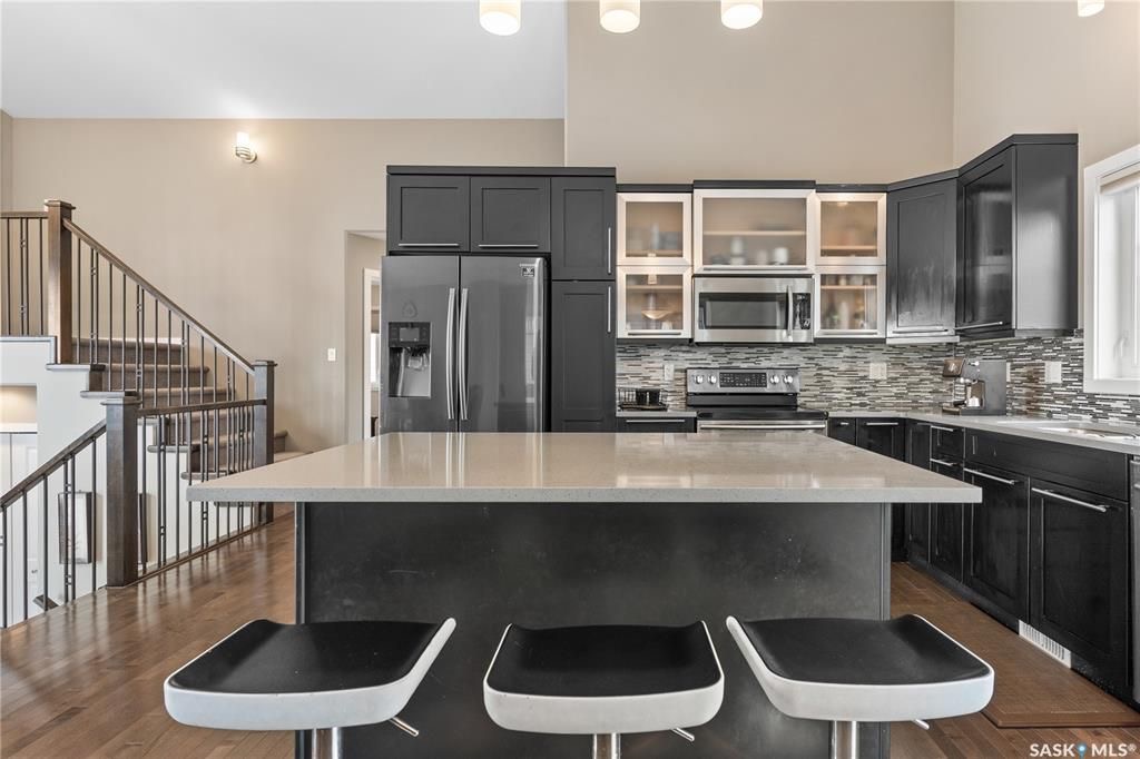 Willowgrove小区Royalty建商2009年建1324尺错层4室3卫独立屋出售。安静内街，步行近公园，学校，购物。高档装修配置：挑高层高，实木地板，厨房大理石台面升级橱柜搭配背景墙砖，不锈钢家电，新冰箱。超大主卧带步入式衣柜，豪华洗手间带按摩浴缸。半地下室大窗户专业装修 - 10