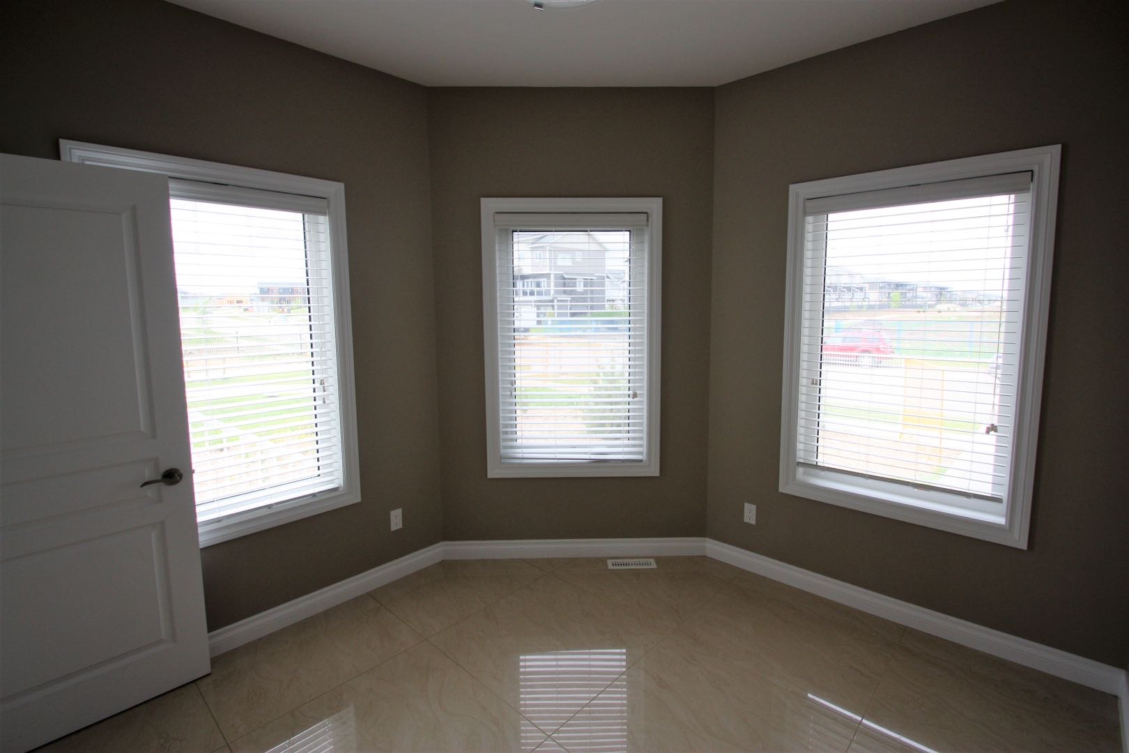 Evergreen小学对面2300尺4房4卫加一书房独立屋出租。2015年建，高档装修，双车库大院子。$2300/月。无家具。租客自付水电气。一年起租，不分租，不抽烟，不养宠物。希望租客干净整洁守约讲理。有意请联系 Gary Gai 3063413677 微信：gary3677 - 6