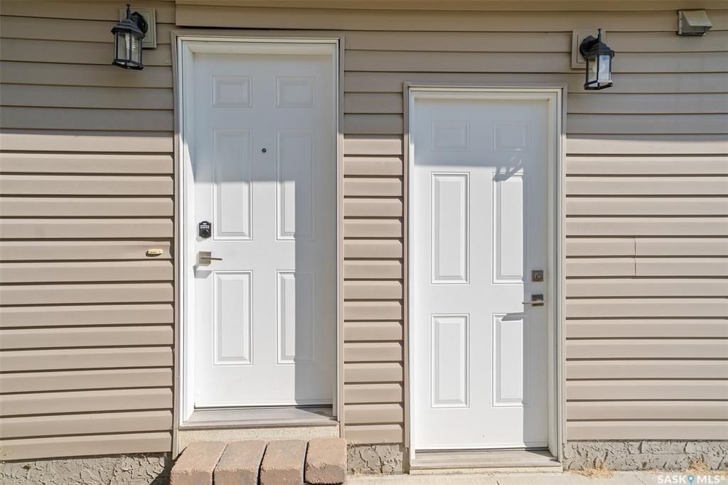 位于Stonebridge 小区紧靠公园绿地，近小学，购物设施，2015年建1249尺Bi Level错层独立屋5房3卫含2室一厅合法出租地下室，出售。 保养如新，大窗户采光好，高档装修，地下室有额外活动空间用于房主使用，外加地下室两房合法出租套间（独立出入，独立电表，独立厨房洗 - 24